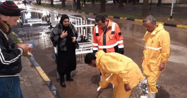 تواجد ميداني لرئيس مياه دمياط ومتابعة لعملية رفع الأمطار بالمحافظة