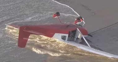 مصرع عمدة سانتا مونيكا السابق فى تحطم طائرة على شاطئ بكاليفورنيا.. فيديو