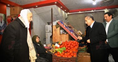 المحافظات تحارب الغلاء.. التوسع فى إنشاء معارض السلع المخفضة بالقرى والمدن بنسبة 30%.. متابعة لحظية من المحافظين للأسواق.. إجراءات مشددة لضبط الأسعار.. تخصيص منافذ مجانية لبيع السلع المخفضة بالوادى الجديد.. صور
