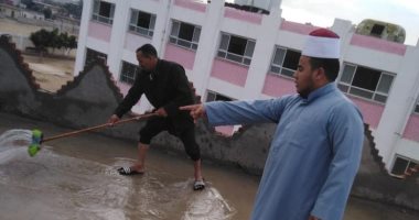 تنفيذ حملة نظافة وإصلاح لأسطح مساجد شمال سيناء لتصريف مياه الأمطار.. صور