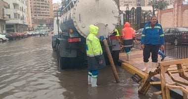 أحياء الإسكندرية تكثف أعمال تصريف تجمعات مياه الأمطار.. صور