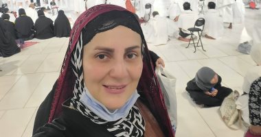 رانيا محمود ياسين من أمام الكعبة المشرفة: أتممت عمرتين لى ولأبى "صور"
