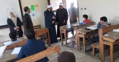 رئيس المنطقة الأزهرية بالإسكندرية يتفقد الامتحانات لانعقادها رغم سوء الطقس