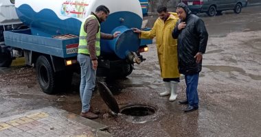 أحياء الإسكندرية تكثف جهودها لرفع تجمعات مياه الأمطار أولا بأول.. صور