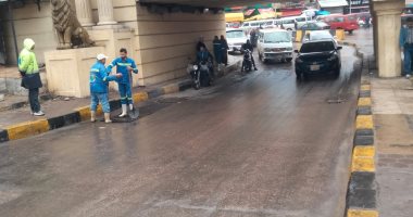 الأجهزة التنفيذية ورؤساء الأحياء بالإسكندرية يكثفون جهودهم لرفع تجمعات مياه الأمطار.. المحافظ يشدد على تواجد المسئولين بالشارع.. الصرف الصحى: شفط المياه بأحياء وسط وغرب.. سيولة مرورية بالطرق الرئيسية.. صور