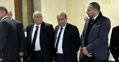 طارق الشناوى يستقبل واجب العزاء فى شقيقه بمسجد حسن الشربتلى.. صور