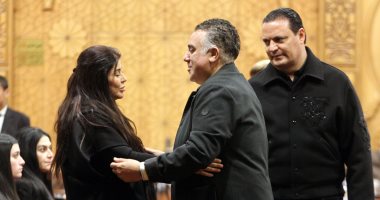 جومانا مراد تتلقى عزاء والدها فى مسجد الشرطة بالشيخ زايد بالدموع    
