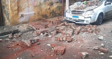 تهشم سيارة فى انهيار أجزاء من عقار بالورديان غرب الإسكندرية 
