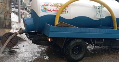 ذروة المنخفض الجوى السطحى بالإسكندرية.. أمطار" الفجر" الرعدية تنزل بكثافة.. ارتفاع منسوب المياه فى الطرق الجانبية.. "الصرف الصحى" تكثف جهودها لتصريف المياه.. وتحذيرات من انخفاض الحرارة ليلا.. صور