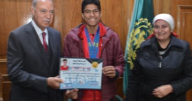 محافظ القليوبية يكرم الطالب الفائز بالمركز الأول محليا والثالث عالميا ببطولة الخماسى الحديث 