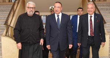 محافظ الإسكندرية يشارك طوائف الأقباط احتفالاتهم بعيد الميلاد المجيد