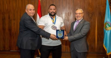 رئيس جامعة طنطا يكرم حامد خلاف لفوزه بالميدالية الذهبية ببطولة العالم للقوة البدنية