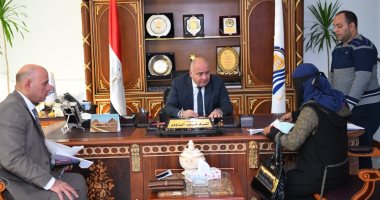 محافظ قنا يلتقى 110 مواطنين بمكتبه للاستماع إلى المطالب وإيجاد حلول للشكاوى