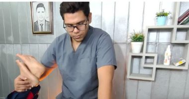 شاب سيناوى يسير على طريق الأجداد فى تخفيف آلام المفاصل بالتمريج بزيت الزيتون