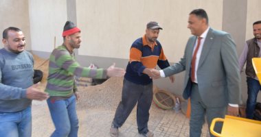 محافظ الدقهلية يتابع تدريب الشباب على ماكينات إنتاج الطوب صديق البيئة