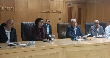 محافظ الأقصر يعقد لقاء لبحث شكاوى المواطنين ويوجه بسرعة حلها.. صور