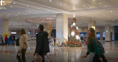 أجواء مبهجة بمطار القاهرة الدولى استعدادا للعام الجديد.. فيديو