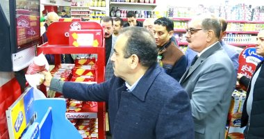محافظ كفر الشيخ يتفقد الأسواق ومنافذ السلع الغذائية فى جولات مفاجئة مسائية