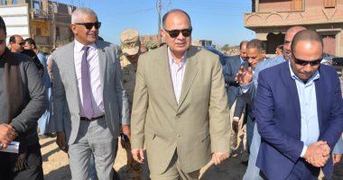 محافظ أسيوط يضع حجر أساس مدرستين بقرية الزاوية ضمن "حياة كريمة".. صور