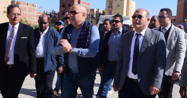 وزير الإسكان فى زيارة لجامعة سوهاج ويشيد بالمستشفى الجديد
