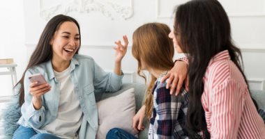 أبراج معروفة بالثرثرة مع الأصدقاء لساعات طويلة.. أبرزهم الجوزاء والقوس
