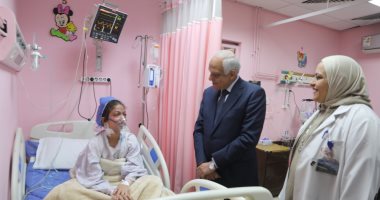 محافظ الجيزة يزور مصابى التدافع بمدرسة الشهيد أحمد جمال بالعمرانية.. صور