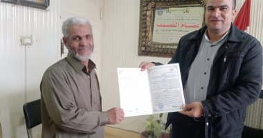 محافظ كفر الشيخ يشهد تسليم 10 عقود تقنين أراضى أملاك الدولة 