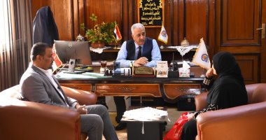 محافظ قنا يستقبل 66 مواطنا بمكتبه لبحث طلباتهم