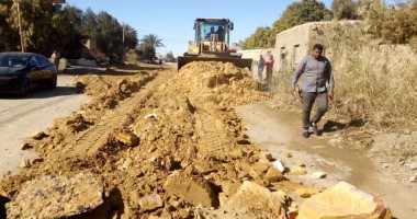 محافظ الجيزة يوجه بسرعة إنجاز مشروعات الرصف والتطوير بالواحات والصف والعياط.. صور