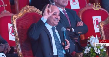 الرئيس السيسي يرد التحية على شابة من "قادرون باختلاف" بلغة الإشارة
