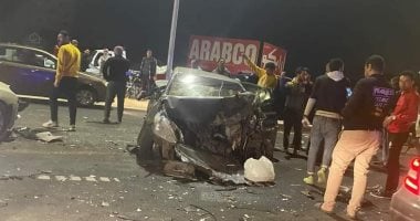 إصابة شخصين بسبب تصادم سيارتين فى القاهرة الجديدة.. صور