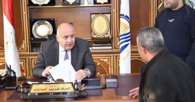 محافظ قنا يستقبل مواطنين بمكتبه لبحث طلباتهم.. اعرف التفاصيل