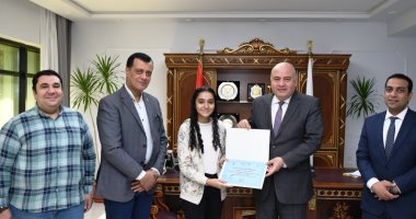 محافظ قنا يكرم الطالبة الحاصلة على المركز الأول فى مسابقة الروبوت بسنغافورة