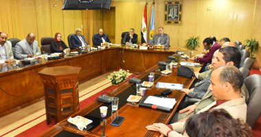 محافظ أسيوط يلتقى بعض أهالى قرية الزاوية لمناقشة احتياجات وطلبات الأهالى