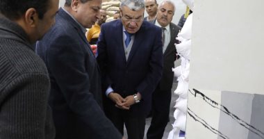 محافظ المنيا يتفقد المنفذ الثابت لبيع السلع بأسعار مخفضة فى مدينة سمالوط