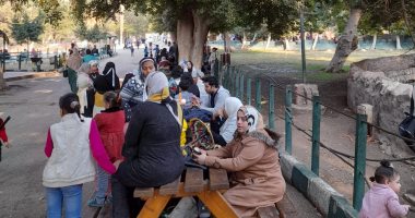 إقبال كثيف للمواطنين على حديقة الحيوان اليوم.. صور