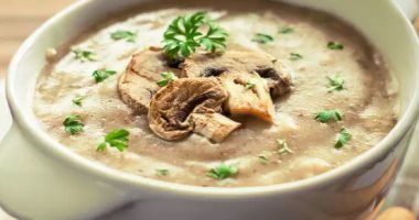 طريقة عمل شوربة كريمة الفطر الساخنة اللذيذة