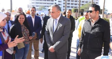 محافظ سوهاج يتفقد قافلة التحالف الوطنى للعمل الأهلى لدعم الأسر الأكثر احتياجا