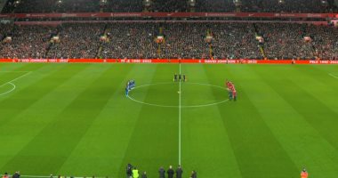 لاعبو ليفربول وليستر سيتي يقفون دقيقة حدادا على وفاة بيليه قبل بدء مباراتهما