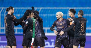 الشباب يقسو على الاتفاق بثلاثية ويتصدر الدوري السعودي.. فيديو