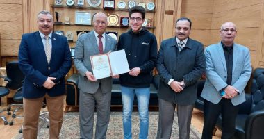 رئيس جامعة بنها يكرم الطالب الفائز بمسابقة "بلاك هات" في السعودية
