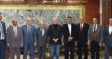 محافظ الأقصر يستقبل نقيب عام المهندسين لمناقشة دعم التنمية بالمحافظة.. صور