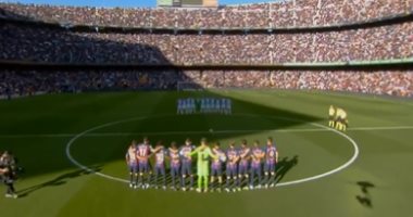 وقفة حداد للاعبى برشلونة وإسبانيول على وفاة بيليه قبل بداية المباراة