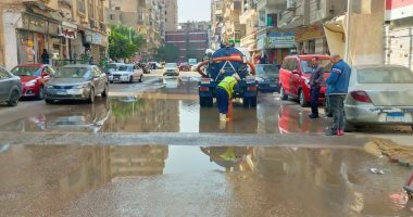 رفع إشغالات من الطريق العام وإصلاح كسر بماسورة مياه بالعمرانية