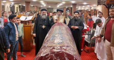 أقباط إسنا يحتفلون بعيد اكتشاف رفات الأم دولاجى وأولادها الأربعة بكنيستها بإسنا