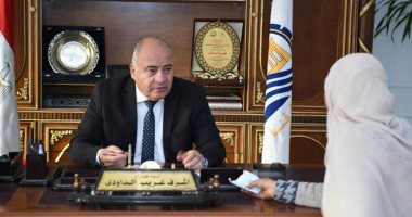 محافظ قنا يواصل لقاءاته مع المواطنين بمكتبه لبحث مطالبهم