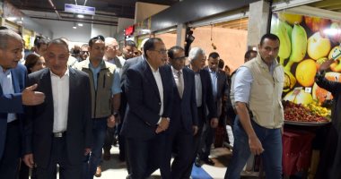 مدبولى يجري حوارا مع عدد من أصحاب المحال بميدان الشهداء حول توافر الخدمات