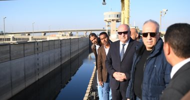 وزير الرى ومحافظ قنا يتفقدان قناطر نجع حمادى الجديدة.. صور