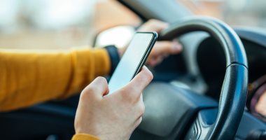 تقرير: استخدام الموبايل أثناء القيادة أدى إلى وفاة 1040 شخصا بحوادث فى الهند