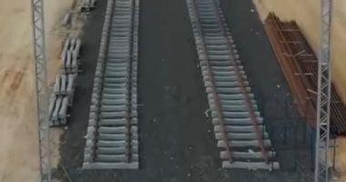 تركيب قضبان السكة للقطار الكهربائى السريع العين السخنة مطروح.. صور